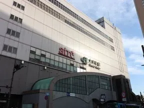 りんかい線「大井町」駅C出口を出ると、アトレ 大井町が見えます。