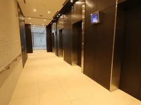 低層用と高層用とで乗り場が分かれるエレベーターホール