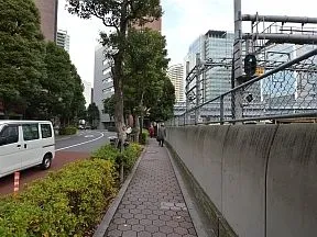 線路脇を道なりに進みます