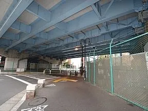 山手通り陸橋をくぐり、左へ