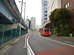 緩やかな坂道を陸橋に沿って進みます
