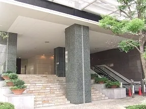 エスカレーターのあるグランドエントラン<br>ス