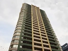 正面から見上げた外観