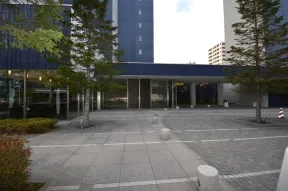 東側からのエントランス