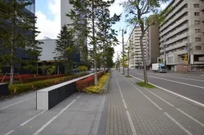 東側エントランス前の歩道