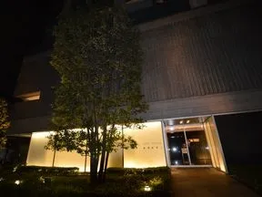 アッパーライトが照らすエントランス