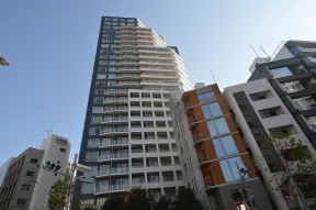 右手にシティタワー四谷が見えます。