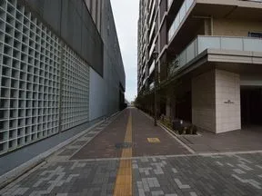 バスロータリーを正面に左に2分程直進<br>します
