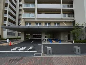 C棟エントランスアプローチ