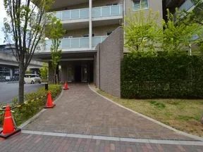 F棟エントランスアプローチ
