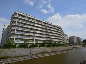 北西から見た外観