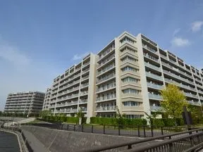 南西から見た外観