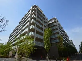 南東から見た外観