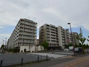 レイクタウン大芝生広場から見た外観