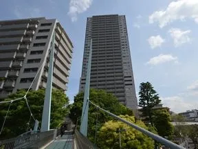 駅直結のブリッジを進んで到着