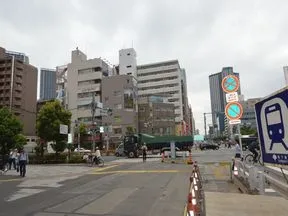 出口を上がった先が晴海通り。信号を渡って左折。