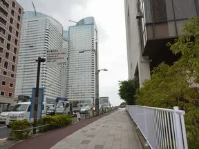 黎明橋を渡ると左手に晴海トリトンが見える。