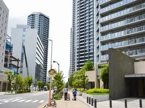 ベイシティ晴海（タワーマンション）を通り越す。