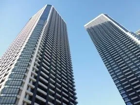 マンション下部より見上げる