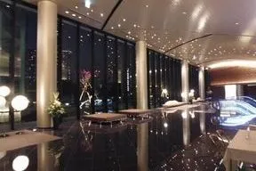 光の演出が施され、ホテルのラウンジのような上質な空気感が漂うグランドロビー（エントランス棟2階）