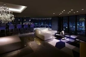 煌めく東京を見晴らす、天空のVIEW LOUNGE & BAR（WEST棟43階）