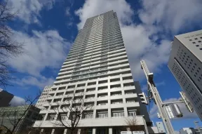 南側より見上げた外観