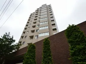 南西側からの外観