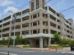 南側から見た外観(イーストウィング)