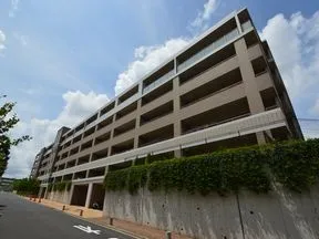 東側から見た外観(イーストウィング)
