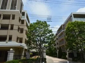 南西側から見た外観(ウエストウィング・<br>イーストウィング間)