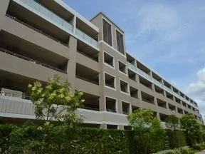 南西側から見た外観(ウエストウィング)