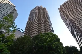 北西側から見た外観