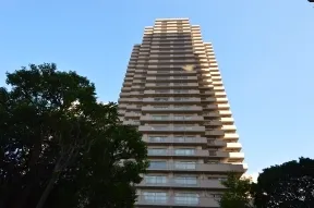 西側から見た外観