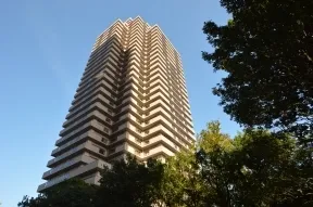 南西側から見た外観
