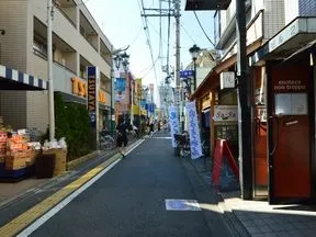千歳烏山駅西口より、商店街へ直進