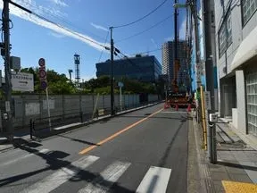 旧甲州街道に突き当るので、烏山通りへ<br>進む