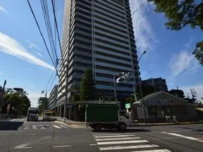 烏山通りを直進すると物件に到着