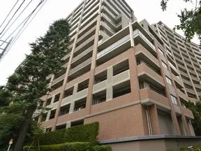 八雲交差点を東に直進していくと右手に<br>深沢ハウスが見えます。