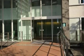 タワーセントラル　エントランスアプロー<br>チ