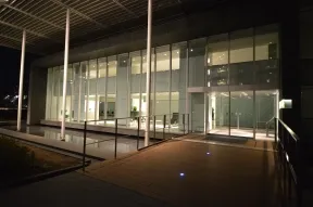 タワーセントラル　エントランスアプロー<br>チ　ライトアップ時