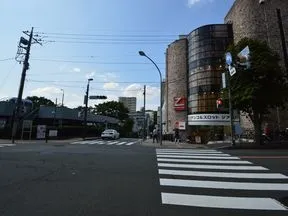 信号を渡り直進します