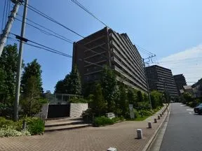 右側に物件が見えます