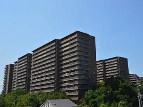 東から見た外観