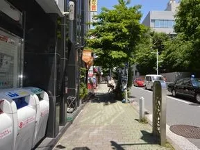 一つ目の信号を左に曲がります。
