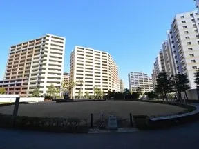 オーバルガーデンから見た外観