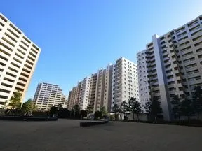 オーバルガーデンから見た外観