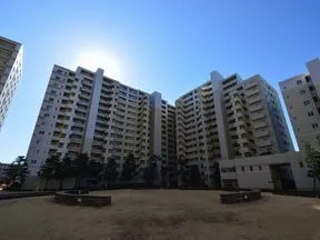 オーバルガーデンから見た外観