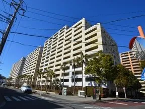 東から見た外観
