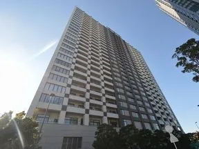 東側からの外観