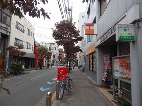世田谷太子堂郵便局を右手に見ながらそのまま直進します。